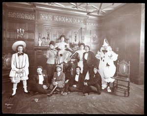 Um grupo fantasiado na casa de Miss Morgenthau, 30 West 72nd Street, Nova York, 1906 (impressão em gelatina de prata)